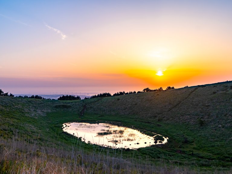 작은 한라산이라 불리는 금오름, 제주 최고의 노을 명소