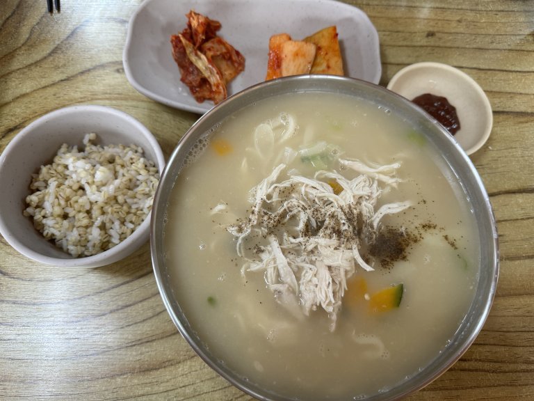 제주 봉개동 명품닭칼국수 대표 메뉴 닭칼국수와 보리