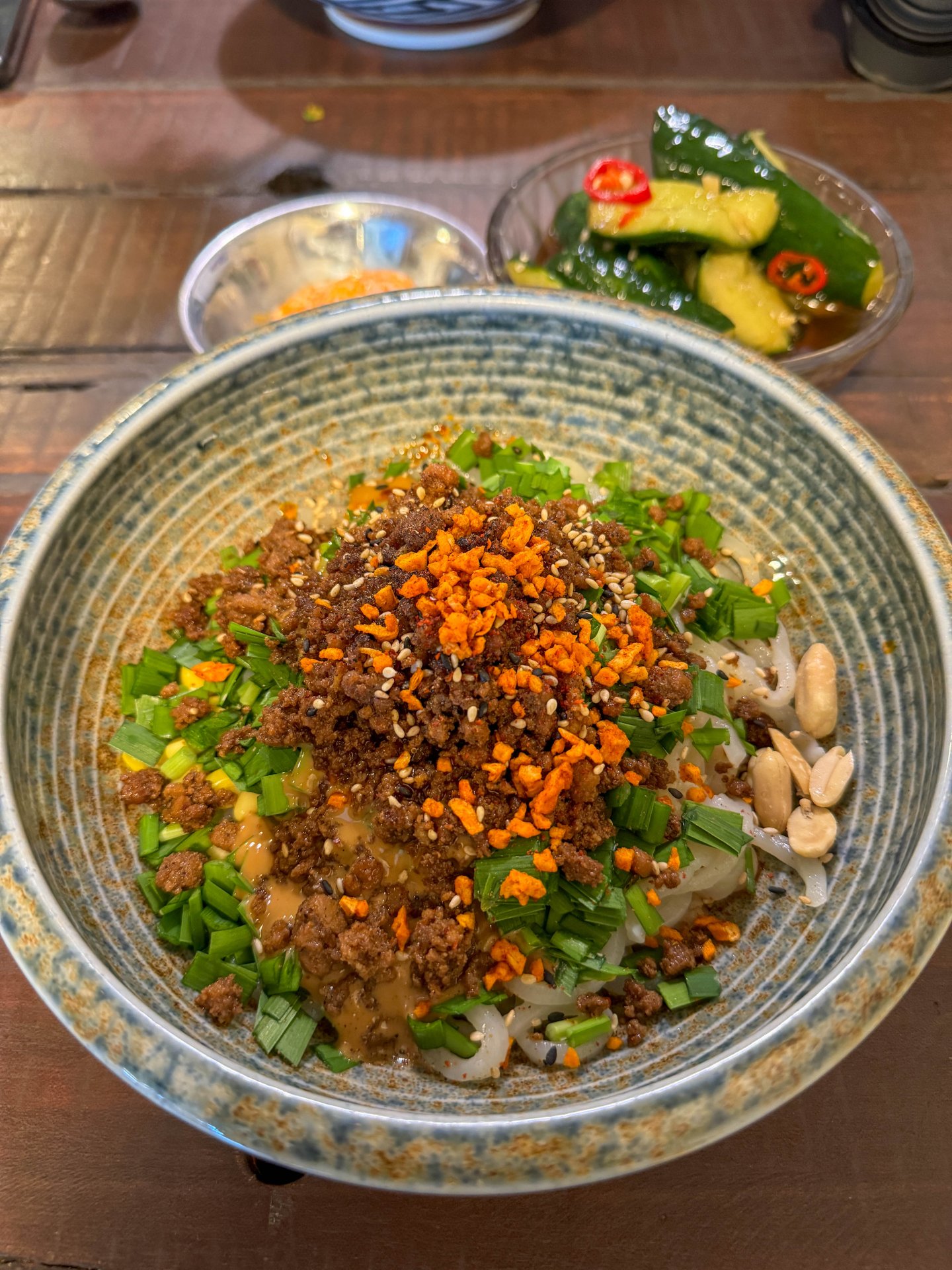 오랑우탄 탄탄면 – 고소하고 매콤한 맛의 비빔면으로 온천계란을 추가한 모습.