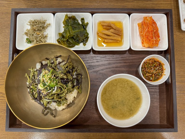 제주공항 근처 향토음식 맛집 어장군의 고사리비빔밥 한상차림 — 달래양념과 반찬이 곁들여진 정갈한 혼밥 메뉴