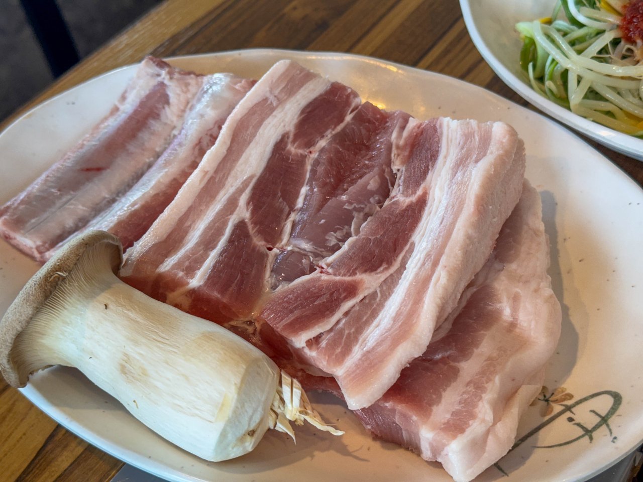 제주 모슬포 상원가든에서 제공되는 생갈비 2인분, 접시 위에 가지런히 담긴 두툼한 생갈비