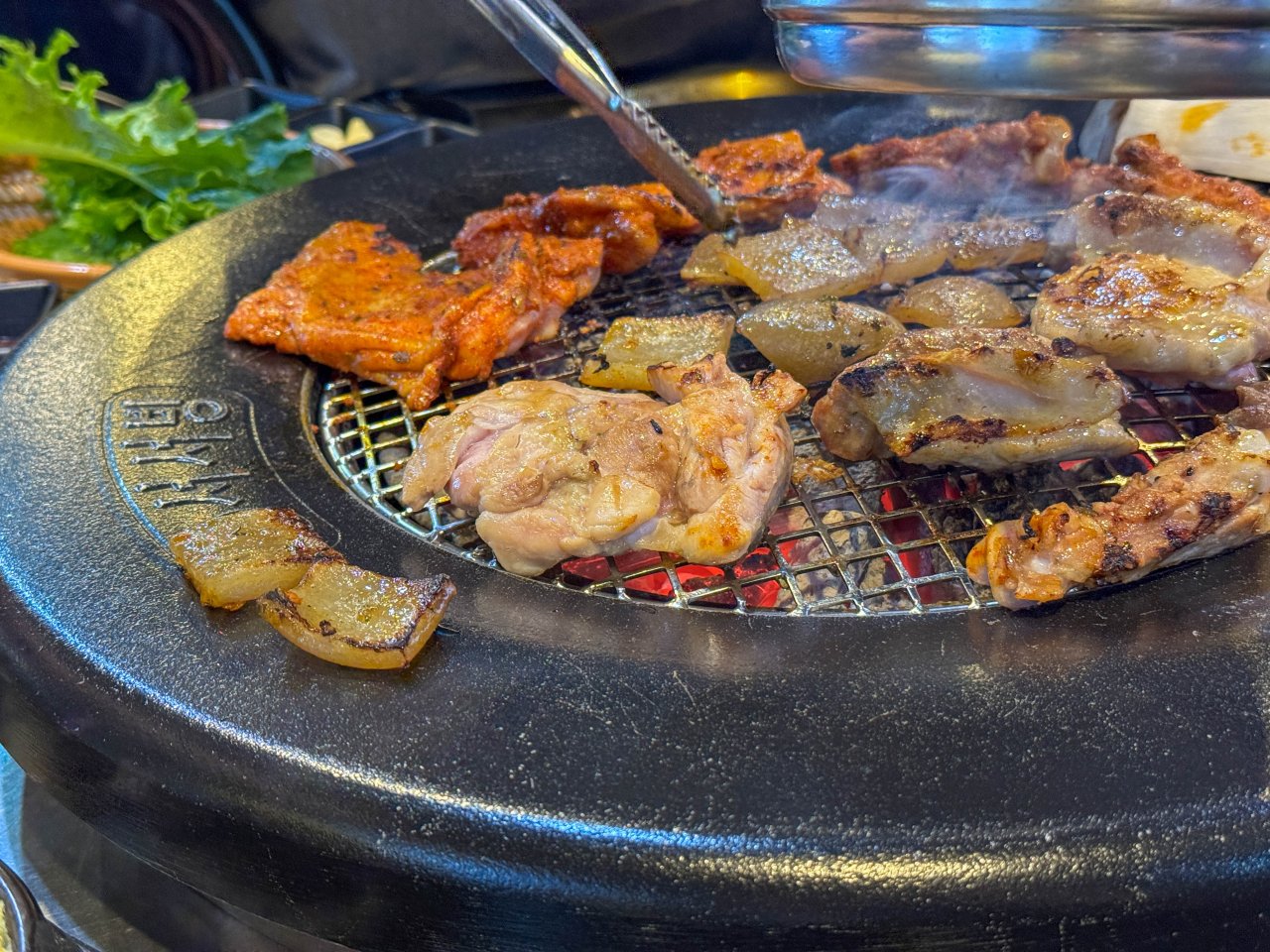 서서방숯불닭갈비 2인 세트 메뉴 구성, 제주 닭갈비와 다양한 사이드 메뉴 세팅