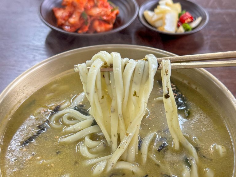 제주 대정읍 이미녕보말칼국수의 보말칼국수, 자가제면 면발과 보말이 푸짐하게 들어간 한 그릇