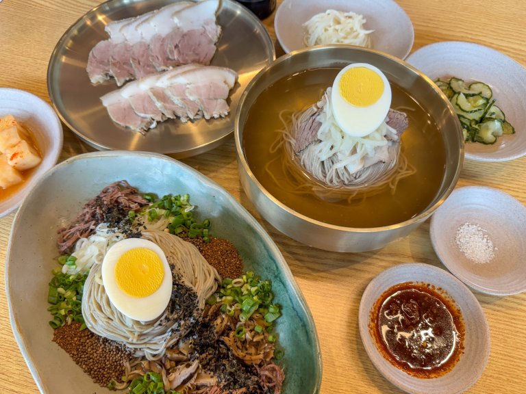 들기름 간장 골동면, 순메밀냉면, 돈수육 반 접시가 한 상에 차려진 모습. 제주 저지면옥의 대표 메뉴들이 정갈하게 플레이팅되어 있다.