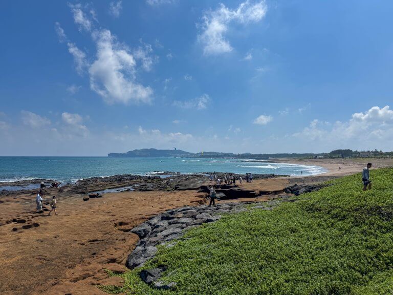 제주 사계해안의 전경. 푸른 바다와 송악산의 풍경이 조화를 이루는 모습.