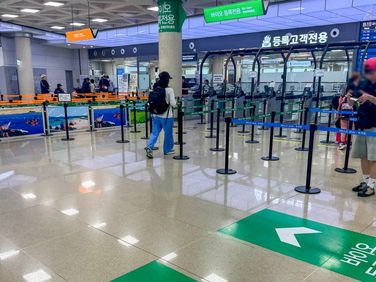 제주공항 국내선 출발 구역의 바이오등록 전용게이트.