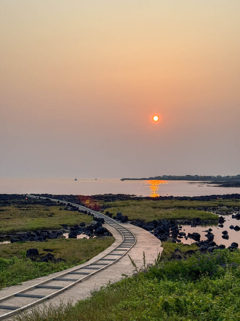 서귀포 대정읍 일과리 해안에 위치한 바다로 가는 기찻길 전경. 바다로 곧장 이어진 철제 레일이 노을빛에 물든 모습.