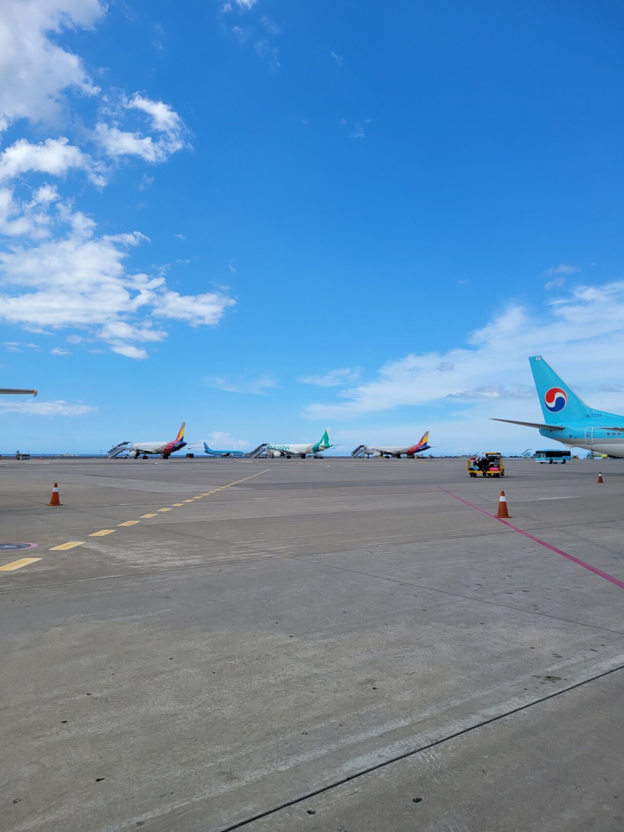 제주공항 탑승 게이트로 향하는 길